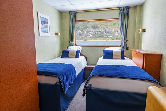 Main Deck 2 Adjustable Twin Beds CAT. A